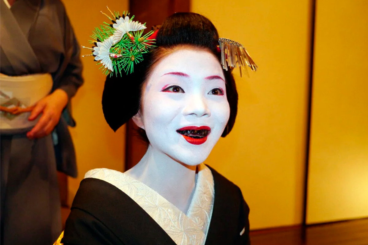 Лицо японской девушки. Охагуро. Охагуро чернение зубов. Японская традиция Охагуро. Охагуро-Бэттари.