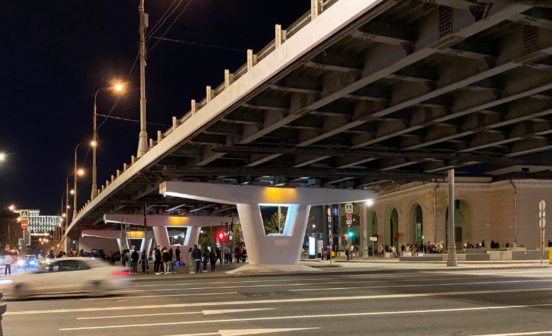 забитый на вход вестибюль станции "кольцевая"  и еще два фото виды со стороны "радиальной"  ,  и "Крымский мост" . 