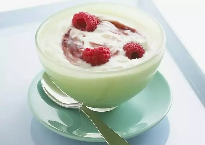 Ингредиенты 125 мл обезжиренного кефира
25 грамм овсяные хлопья
1/2 ч. л Кленового сиропа
50 гр банана
50 гр персика
50 гр яблока
25 гр ягод
1/2 ч. л агар-агар
1 ст. л воды

Как приготовить
В чашу для блендера влейте кефир.
Всыпьте овсяные хлопья.

Очистите банан от кожуры, порежьте на кусочки среднего размера и всыпьте в чашу для блендера. Добавьте ягоды и взбейте до однородной массы.

Яблоко и персик помойте, очистите от кожуры и порежьте мелко, кубиками. Высыпьте во взбитый кефир с овсянкой и фруктами, и перемешайте.

Воду влейте в кастрюльку, помешивая всыпьте агар-агар и доведите до кипения, но не кипятите. Влейте тонкой струйкой слегка остывший агар-агар в кефир с фруктами, перемешайте и разложите по формам. Поставьте в холодильник на 20-30 минут и десерт готов!
ЕЩЕ РЕЦЕПТОВ