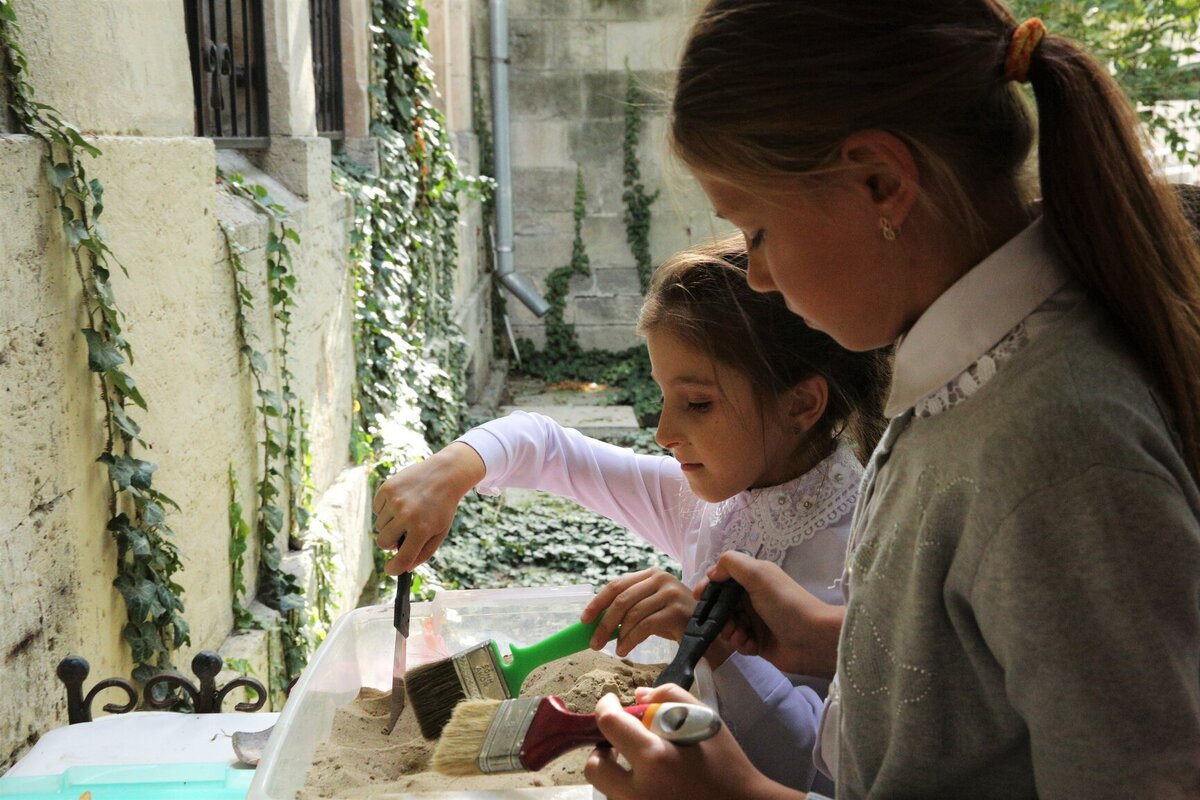 Дети на мастер-классе в Херсонесе // Фото: пресс-служба музея-заповедника «Херсонес Таврический» 