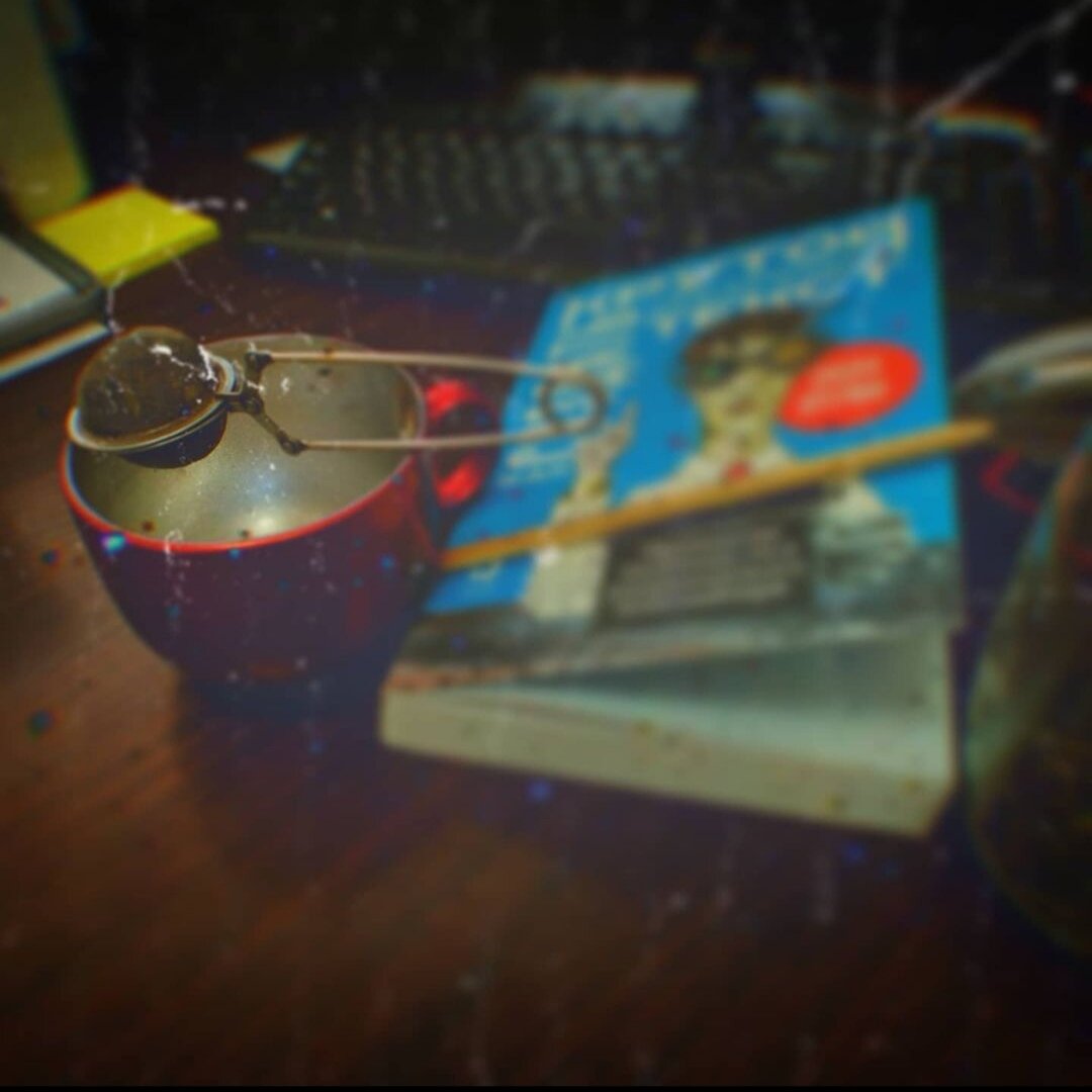 Книга, крепкий чай, карандаш - моё оружие минимум на час каждый день💪