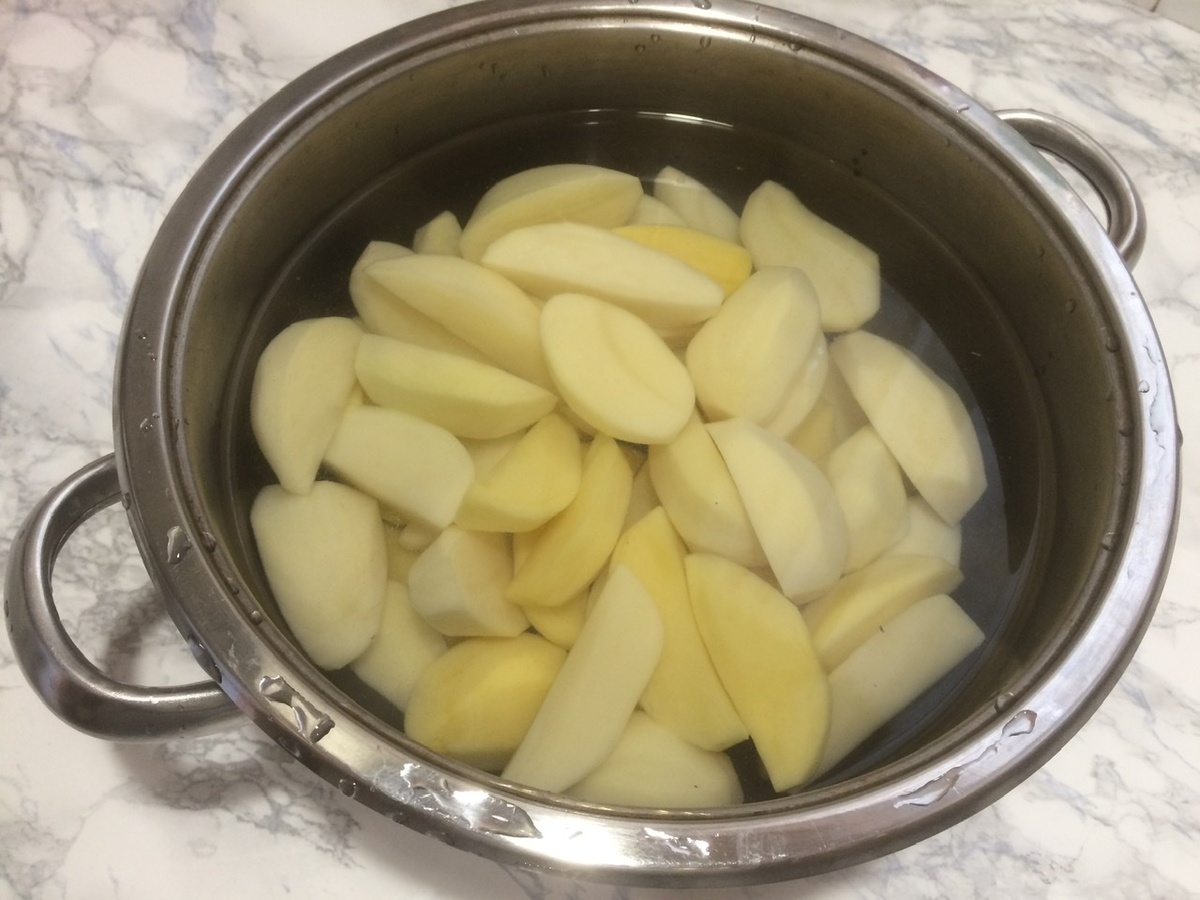 Ставим варить картофель. 