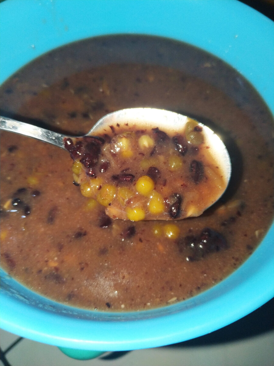 Каша из зелёных бобов и чёрного риса, покупали на соседней улице.