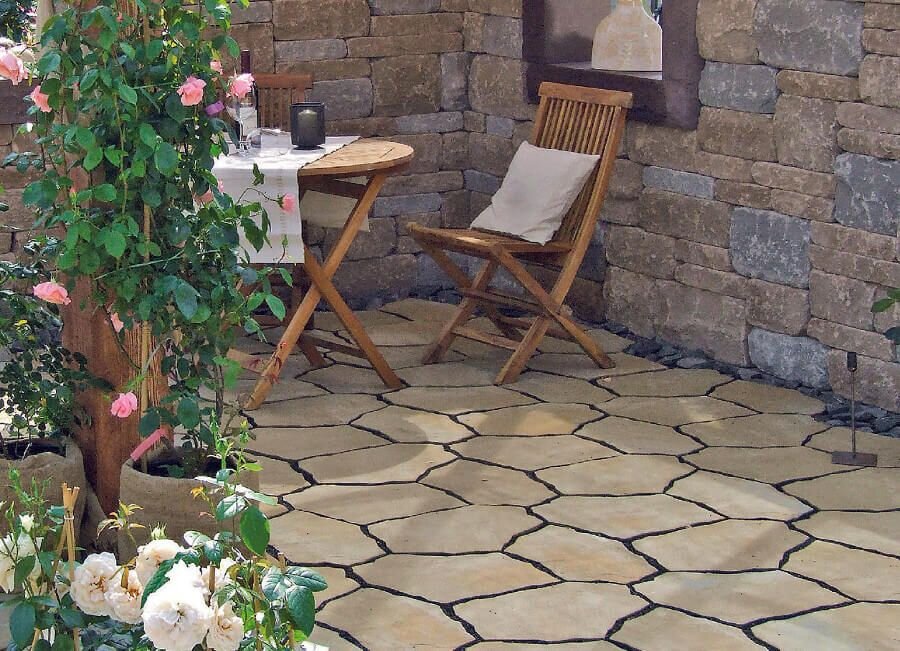 Плиты неправильной формы с разной шириной швов удачно стыкуются друг с другом. Поверхность Hacienda состоит из элементов толщиной 55 мм трех форматов. (Braun)