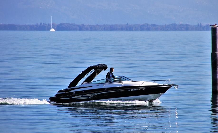 Катер ирбис водомет. Lake and motor boat. Катера мощностью. Sea doo challenger 180. Катер sea doo speedster 180.