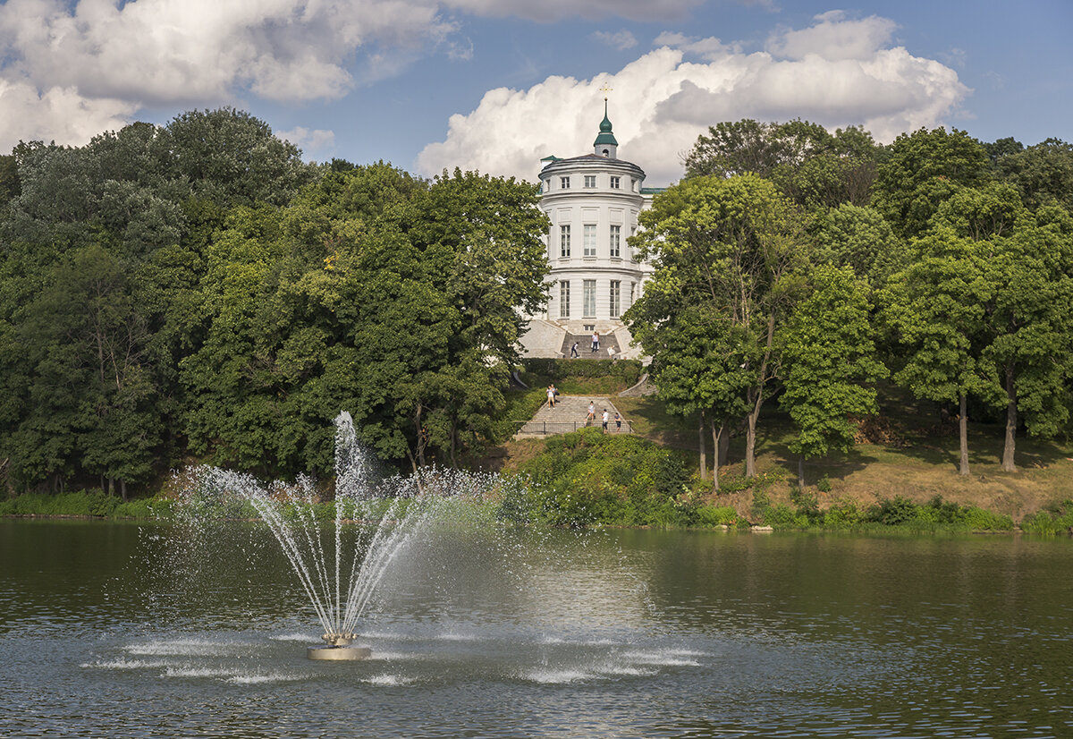 Вид на усадьбу с противоположного берега реки. Фото автора.