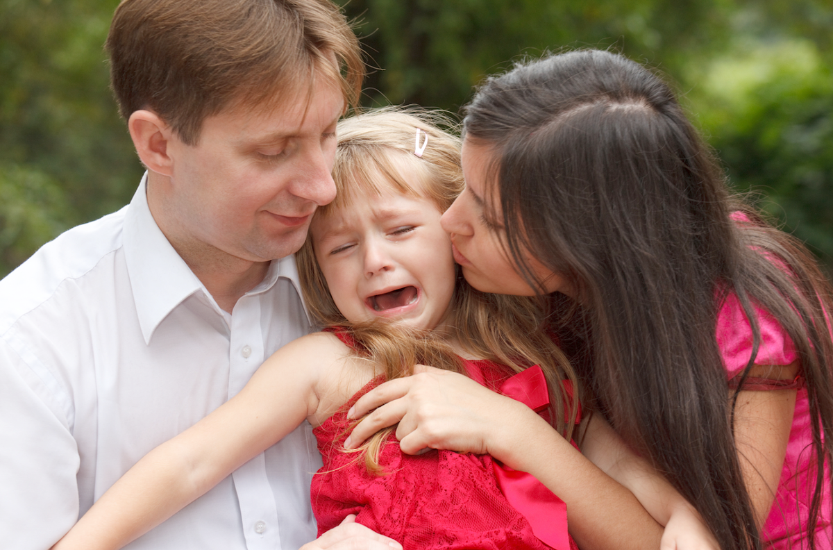 Папа обнимает дочь. Несчастная семья. Плачьте девочки есть у меня семья. Плачьте девочки есть у меня семья. Плачьте девочки есть у меня семья.