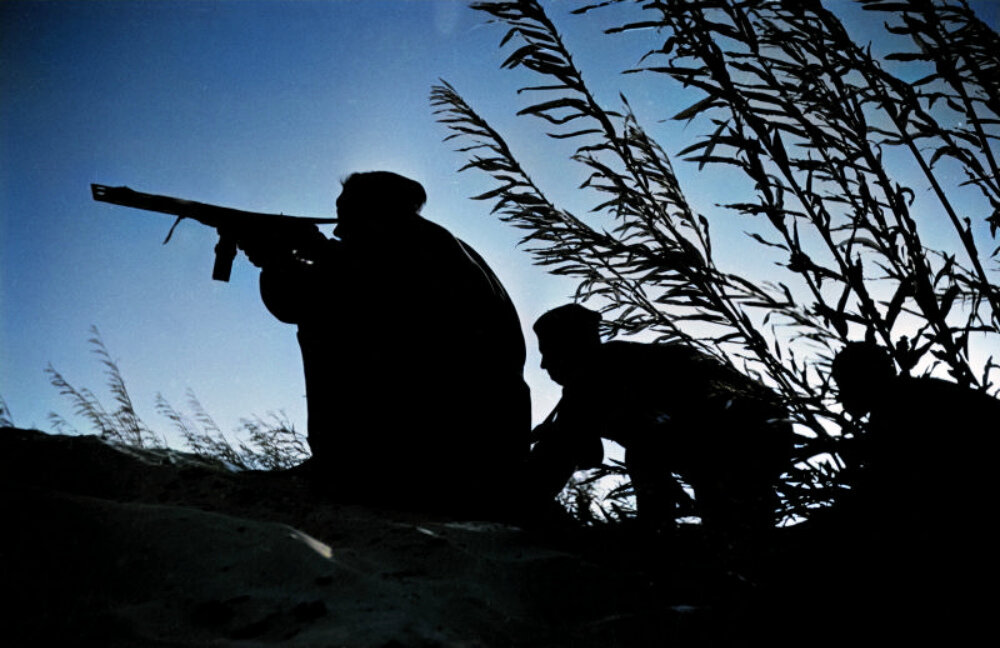 Советcкие автоматчики на берегу Днепра под Киевом. 1943. Автор: Семен Фридлянд. Источник: waralbum. Фотография использована в качестве иллюстрации.