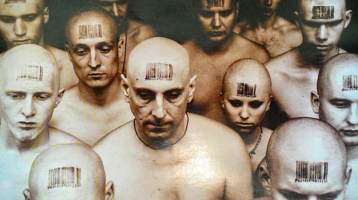 Вот так представляют сегодня получение печати антихриста. В древние века тоже думали, что будут рисовать на лбу какие-то знаки (листайте изображение стрелкой)