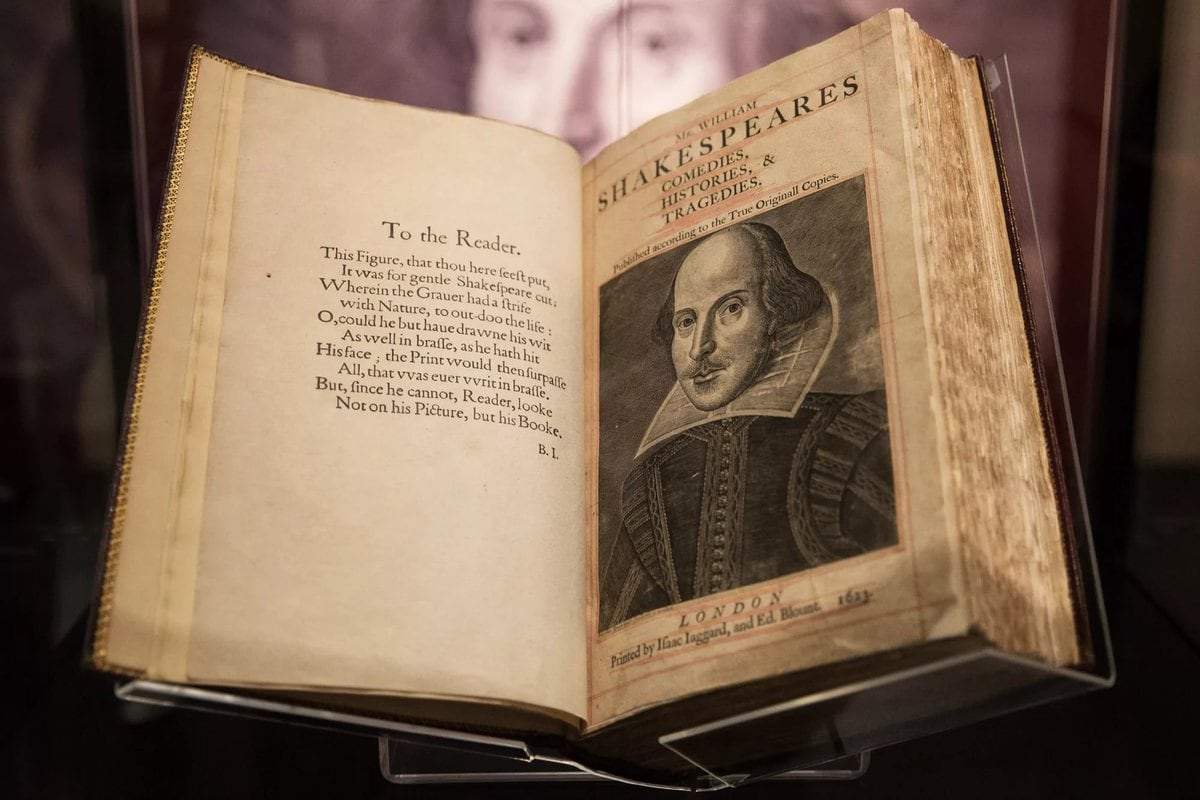 Самой известное произведение шекспира. Уильям Шекспир первое Фолио. Первое Фолио Уильям Шекспир книга. Фолио Шекспира. Первый фолиант Шекспира.