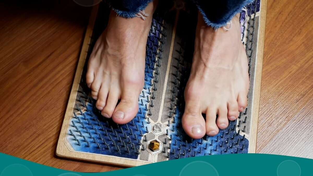 Артем Кутянин -автор канала. Стояние на гвоздях. Доска с металлическими гвоздями