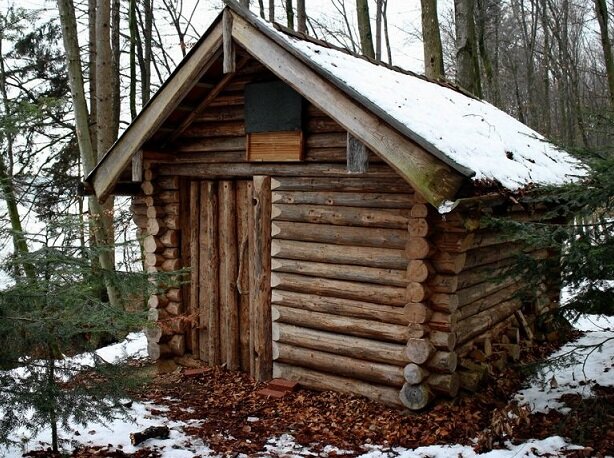 Деревянная изба в сибирской тайге