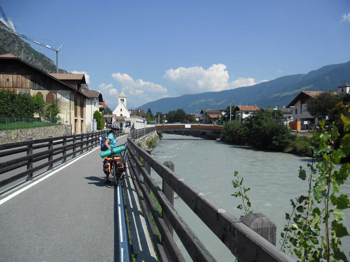 Дорога по берегу реки Адидже в Тироле. Рюкзак-штаны и пенка на багажнике велосипеда