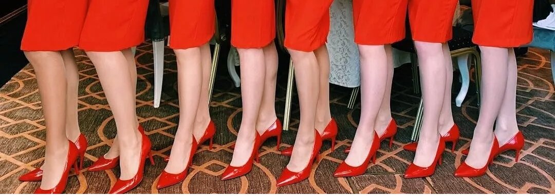 Эта обувь выдаётся только определённым сотрудницам на определенные мероприятия. В обычной жизни в таких никто не ходит.