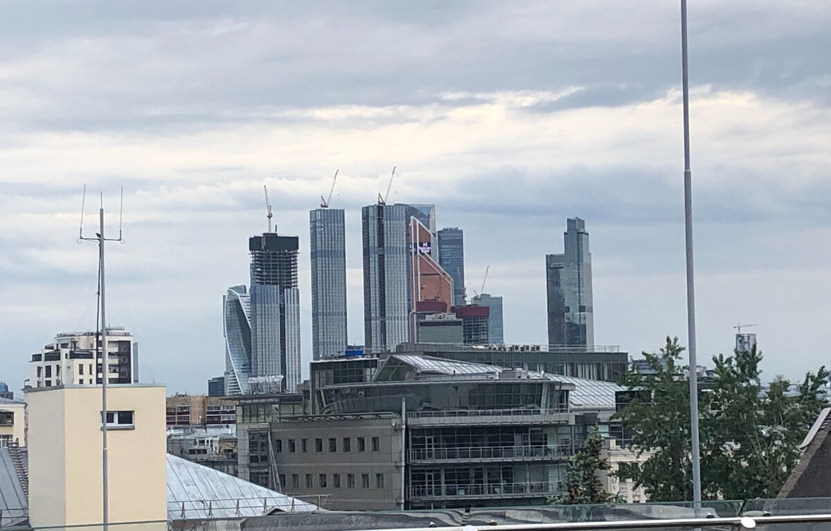 Вид на очень дорогую московскую недвижимость с крыши Планетария