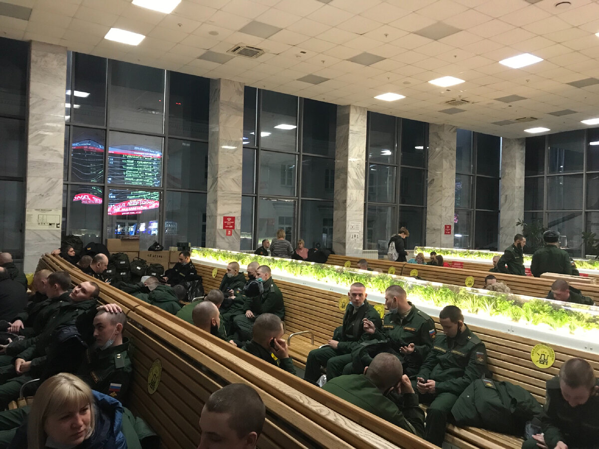 Зал ожидания Ленинградского вокзала был забит ребятами из Тамбовской части