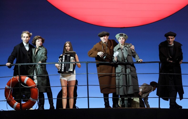 Сцена из спектакля