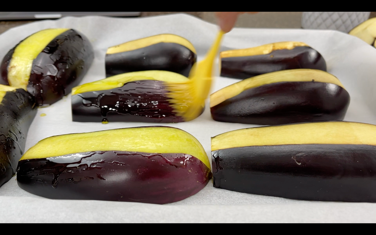 Смазать оливковым маслом