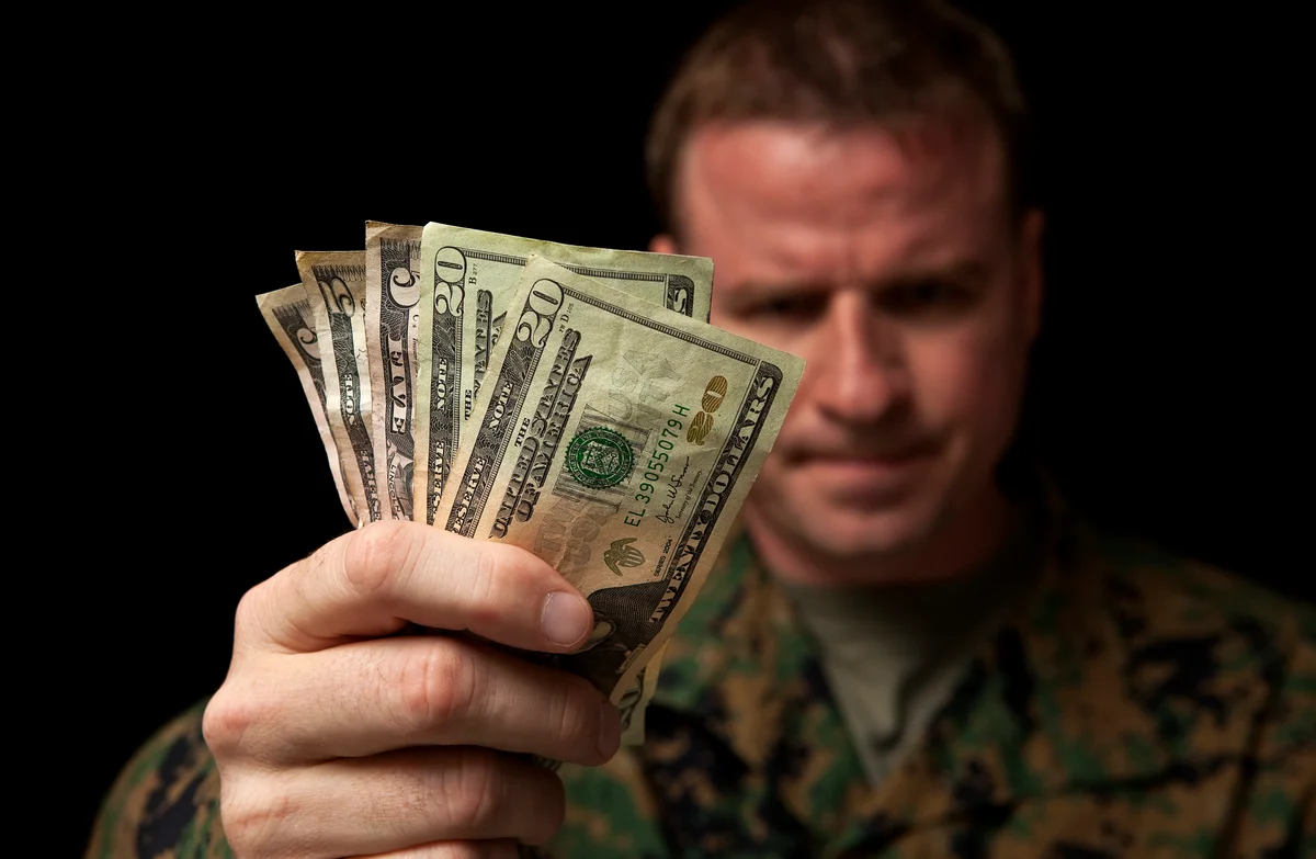 Военная коррупция. Солдат с деньгами. Деньги военнослужащим. Деньги в армии.