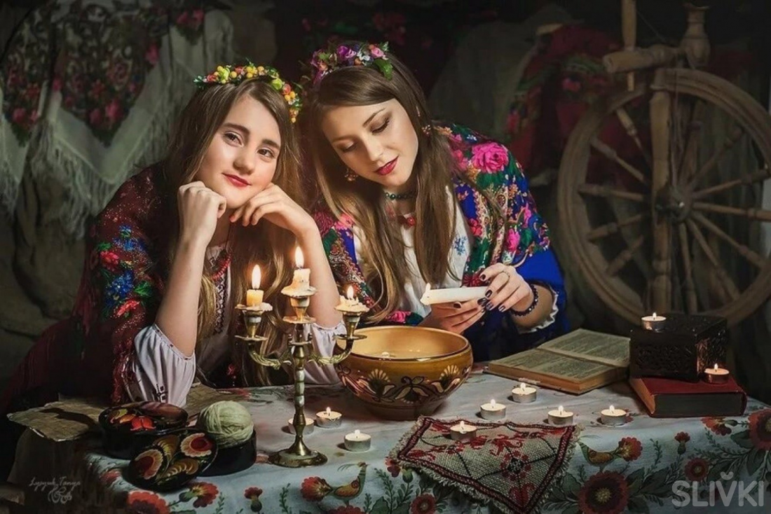 Погадай музыку. Девушки гадают. Святочные посиделки. Фотосессия Святки. Девушки гадают на Святки.