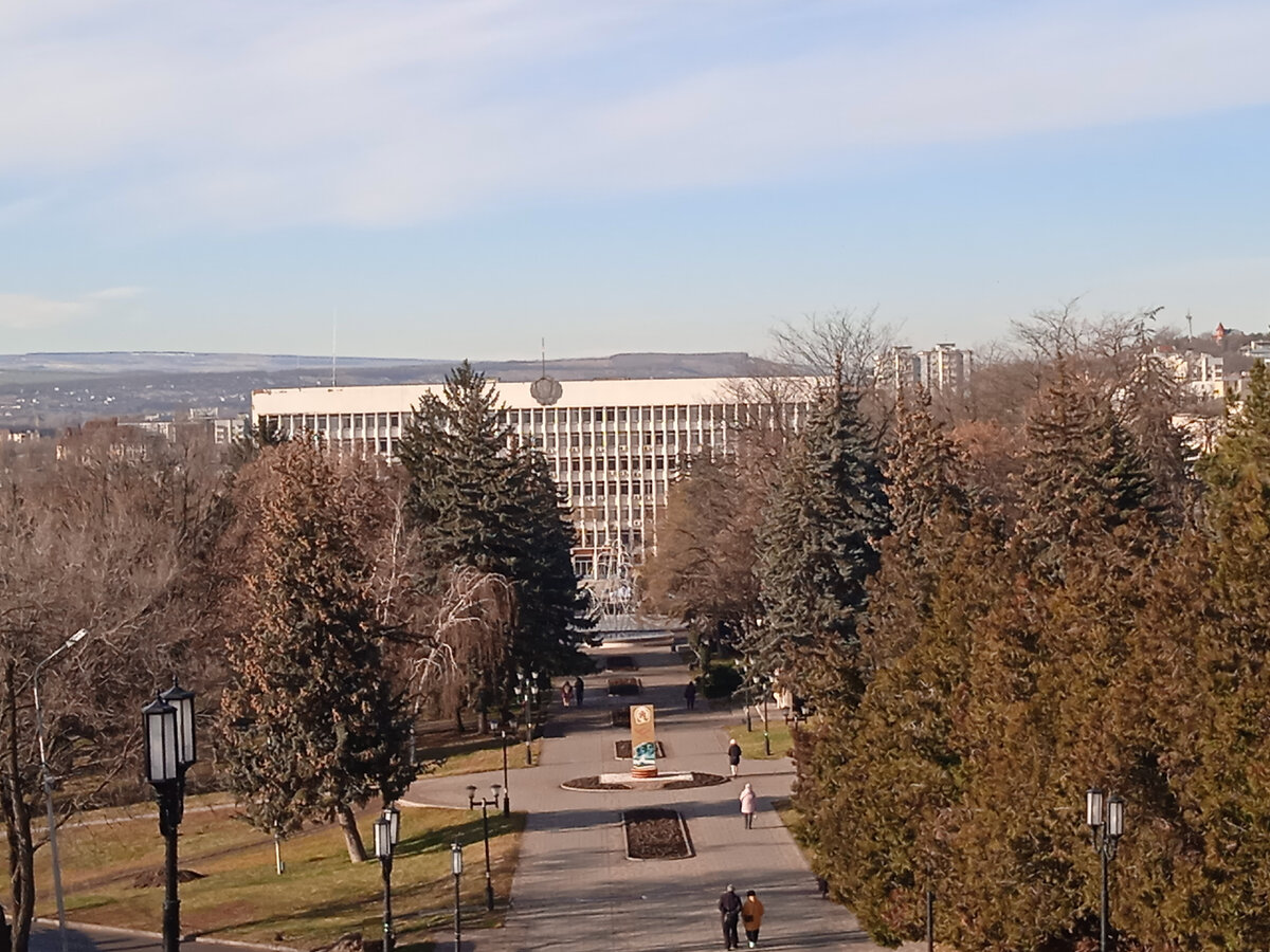 Выход на площадь к зданию администрации. Фото автора. Декабрь 2021г.