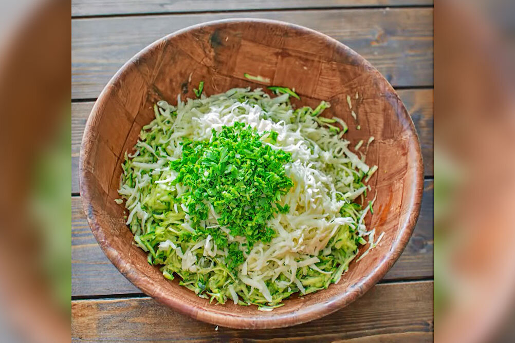 В большой миске соединяем измельченные основные ингредиенты Фото: cooktoria.com