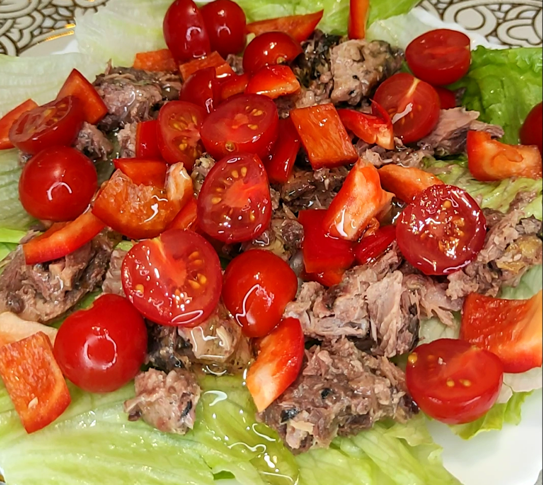 салат с копчёной грудкой и салатом айсберг. салат новогодняя феерия рецепт. салат феерия. салат феерический. салат мясная феерия.