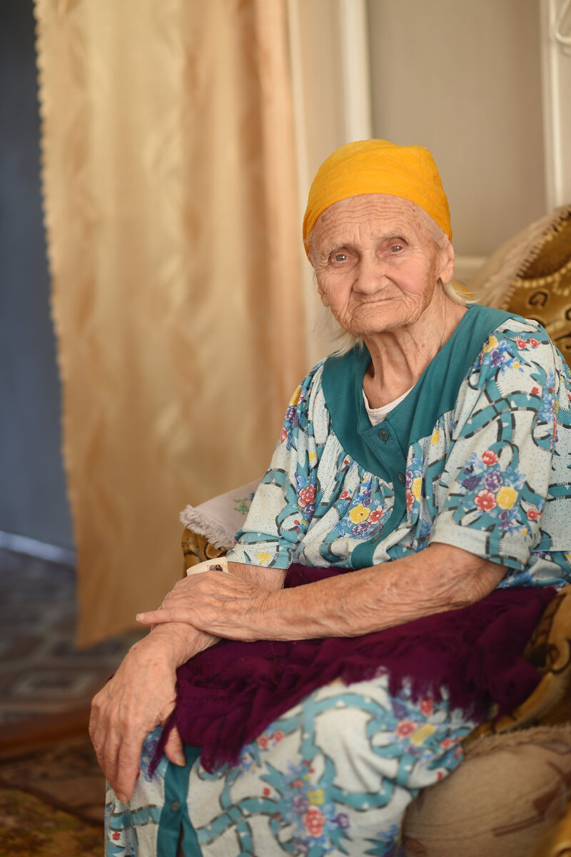 - А умирали, - пропоёт-проплачет Надежда Петровна. Залитая светом, отмеченная временем — она вдруг скажет невзначай «Я всех на свете люблю. Всех-всех».