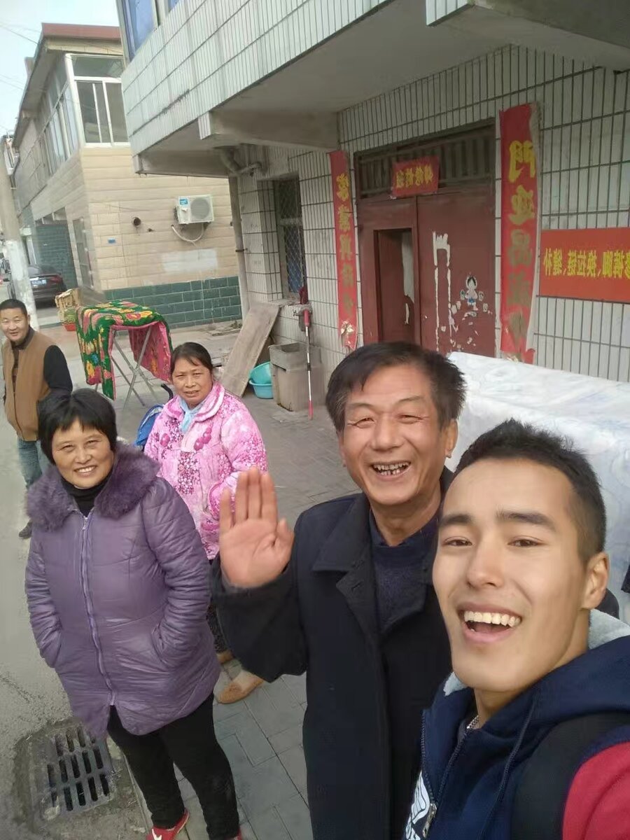 Познакомился с местными жителями, как раз из-за внешности