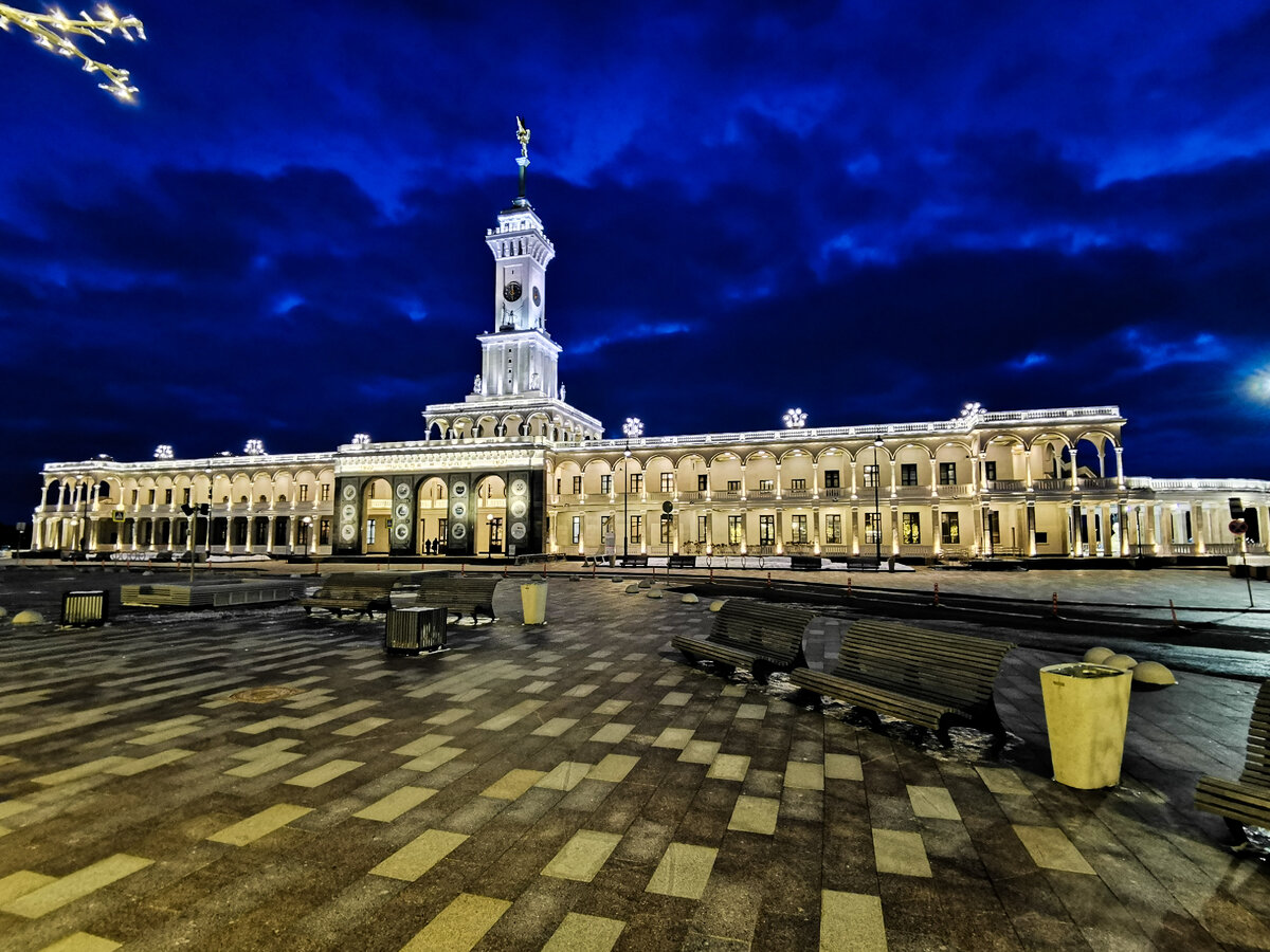 Вечернее здание Северного речного вокзала. 13 февраля 2022 года.