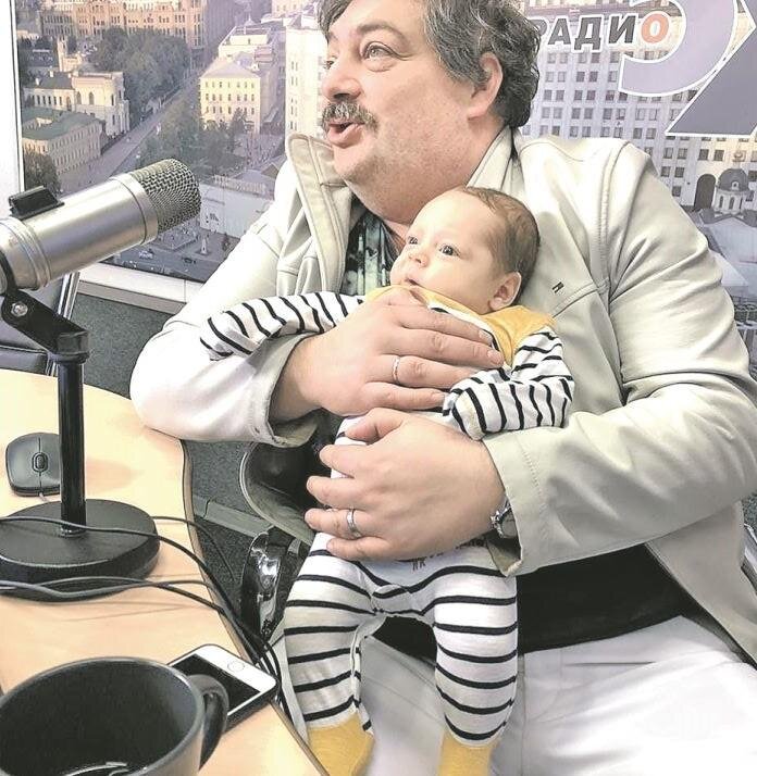 Дмитрий Быков с сыном Шервудом. Фото: Инстаграм