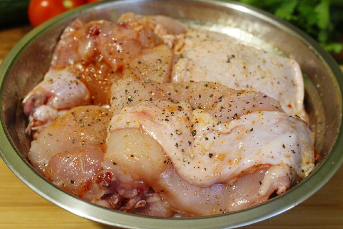 Чкмерули - курица, предварительно обжаренная, затем запеченная в ароматном сливочном соусе с чесноком - простое и очень вкусное блюдо грузинской кухни.-2