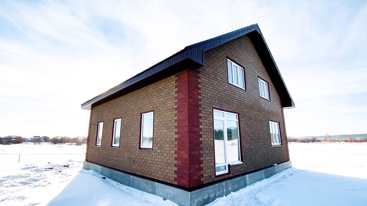 Дом наружными размерами 10*10 метров с мансардным этажом, общей площадью по внутренним обмерам около 175 кв.м.