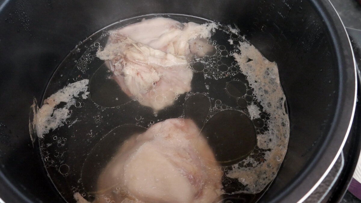 Бульон из курицы без кожи, чтобы было меньше жира.