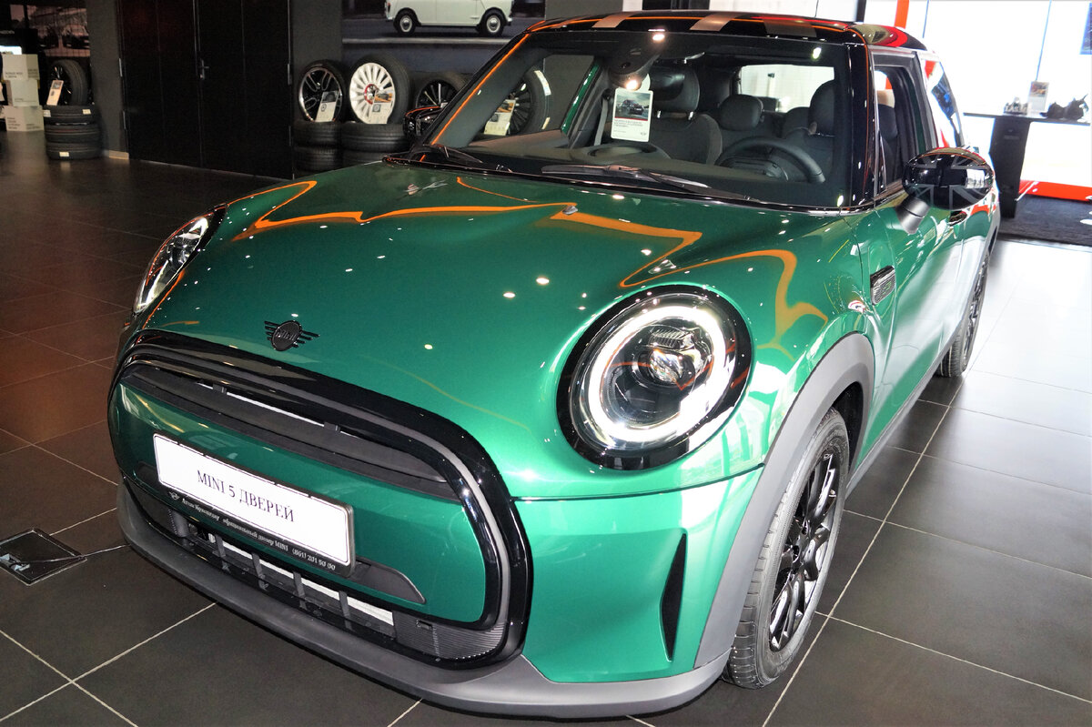 Увидел в продаже дефицитный автомобиль MINI Cooper 5-дверей. Бросаю все  свои дела, еду в автосалон смотреть диковинку | МЕХВОД | Дзен