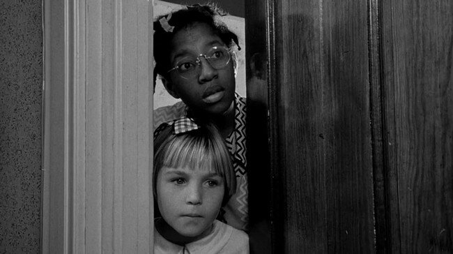 
Это один из предвестников «Кудряшки Сью», где был классический дуэт мошенник + маленькая девочка. Главный герой «Бумажной луны» – мелкий жулик с говорящим именем Мозес Прэй (Moses Pray). Он колесит в одиночестве по стране, проворачивая разнообразные аферы. В какой-то момент его заносит на похороны старой подруги, где ему в попутчицы навязывают дочку покойной – 9-летнюю девочку Эдди. Мозес должен отвести девочку к бабушке в Миссури, но заканчивается всё тем, что Эдди становится партнёршей Мозеса по мошенничеству.