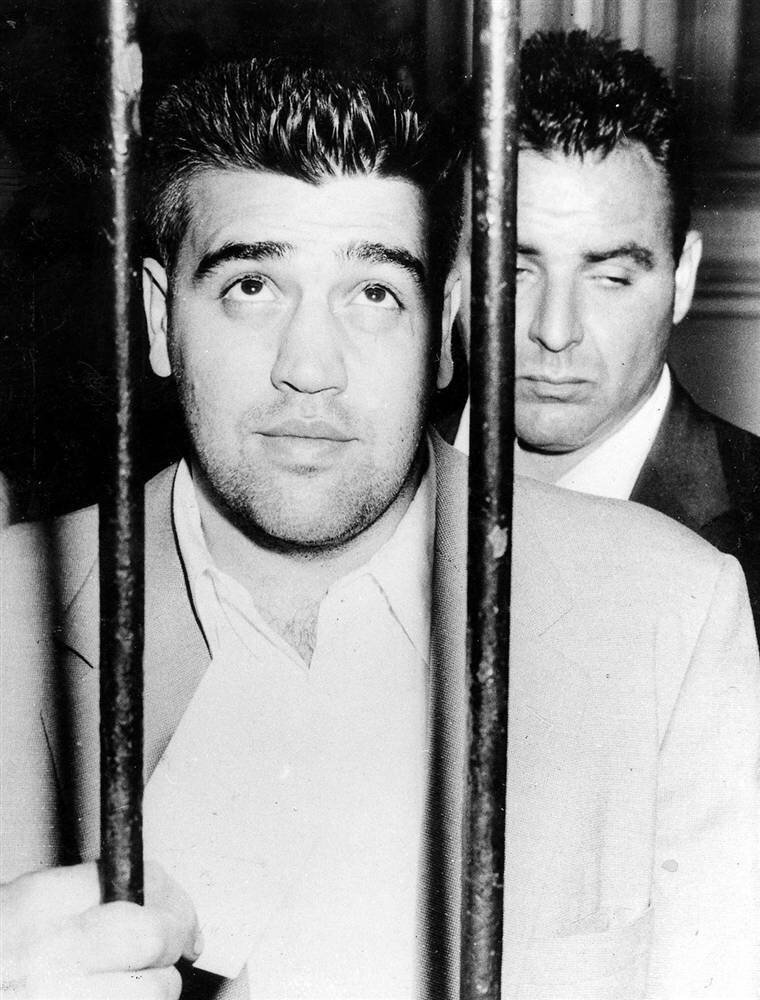 1928 год, по Северной Америке в грузовиках Форда, набитых под завязку контрофактным бухлом, разъезжают лихие ребята, время от времени попадая в засады, то полиции, то головорезов конкурентов. По всей стране звучат выстрелы и льется кровь, вперемешку с виски и самогоном, а некоторые уважаемые пацаны, такие как Аль Капоне и Лакки Лучиано уже заработали свои первые трудовые доллары, попутно заселив каждый по небольшому, персональному кладбищу.
В это самое время, в Бронксе, в семье итальянских эмигрантов, подрастает небольшой аккуратный малыш. Пока он только плачет, ест и срёт в подгузники, но судьба уже записала его в книгу великих злодеев Америки, имя этого человека Винсент Джиганте, хотя родители и братья зовут его попросту Винс.
В школе из всех предметов, нашего парня больше всего зацепил бокс. Если вы возразите в том смысле, что в школах бокс не преподают, то будете правы, именно поэтому школу пришлось бросить, она мешала основному увлечению Чика, так теперь друзья звали Винса. Кстати надо отдать парню должное, выступал он в полутяжелом весе и из двадцати пяти, выиграл двадцать один бой.
В семнадцать лет юный спортсмен, уже стоит на шухере, в довольно крупной и уважаемой бронксской банде и даже подносит спичку к сигаре, великого и ужасного, дона Дженовезе, одного из самых могущественных боссов Коза Ностры.
Старания эти, старшие заметили и поручили смышленому пареньку забавное дельце, завалить босса конкурентов Франка Костелло. Правда тут оказалось, что стреляет Винсент намного хуже, чем работает кулаками. Дело он слил, хотя и навел шороха в стане врага, посылая свои пули в основном в витрины магазина, мимо которого проходила его мишень. Костелло, остался жив и здоров, пострадали только штаны и пара прохожих.
