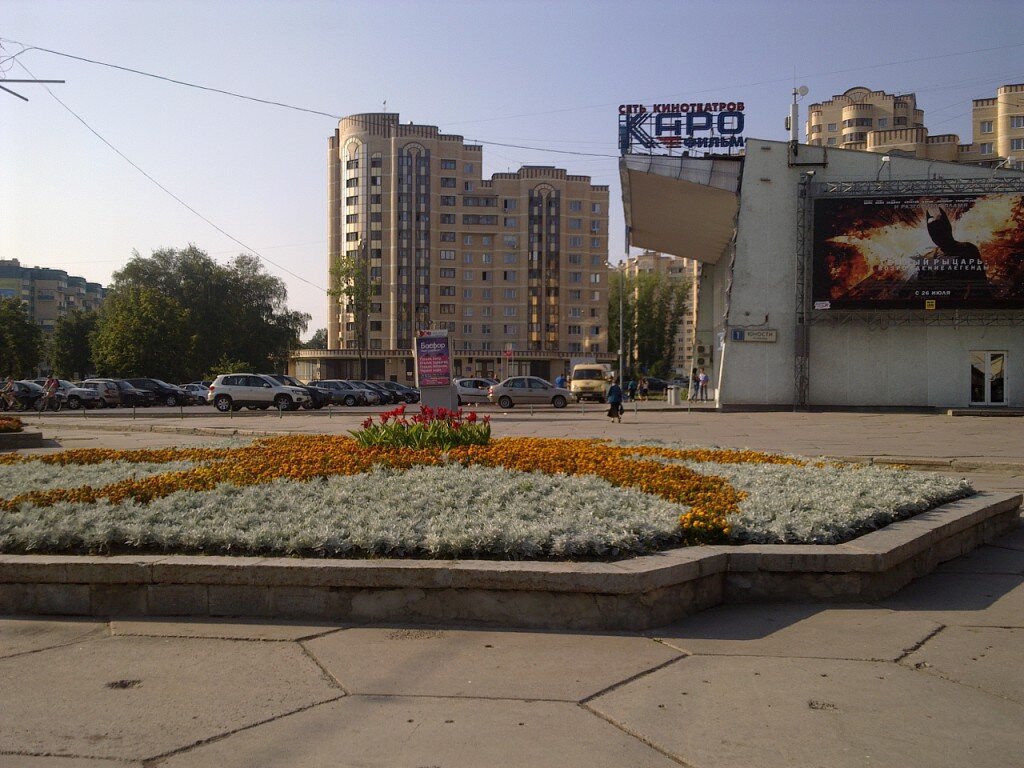 Плиты-соты и клумбы, которых когда-то было много на Площади Юности