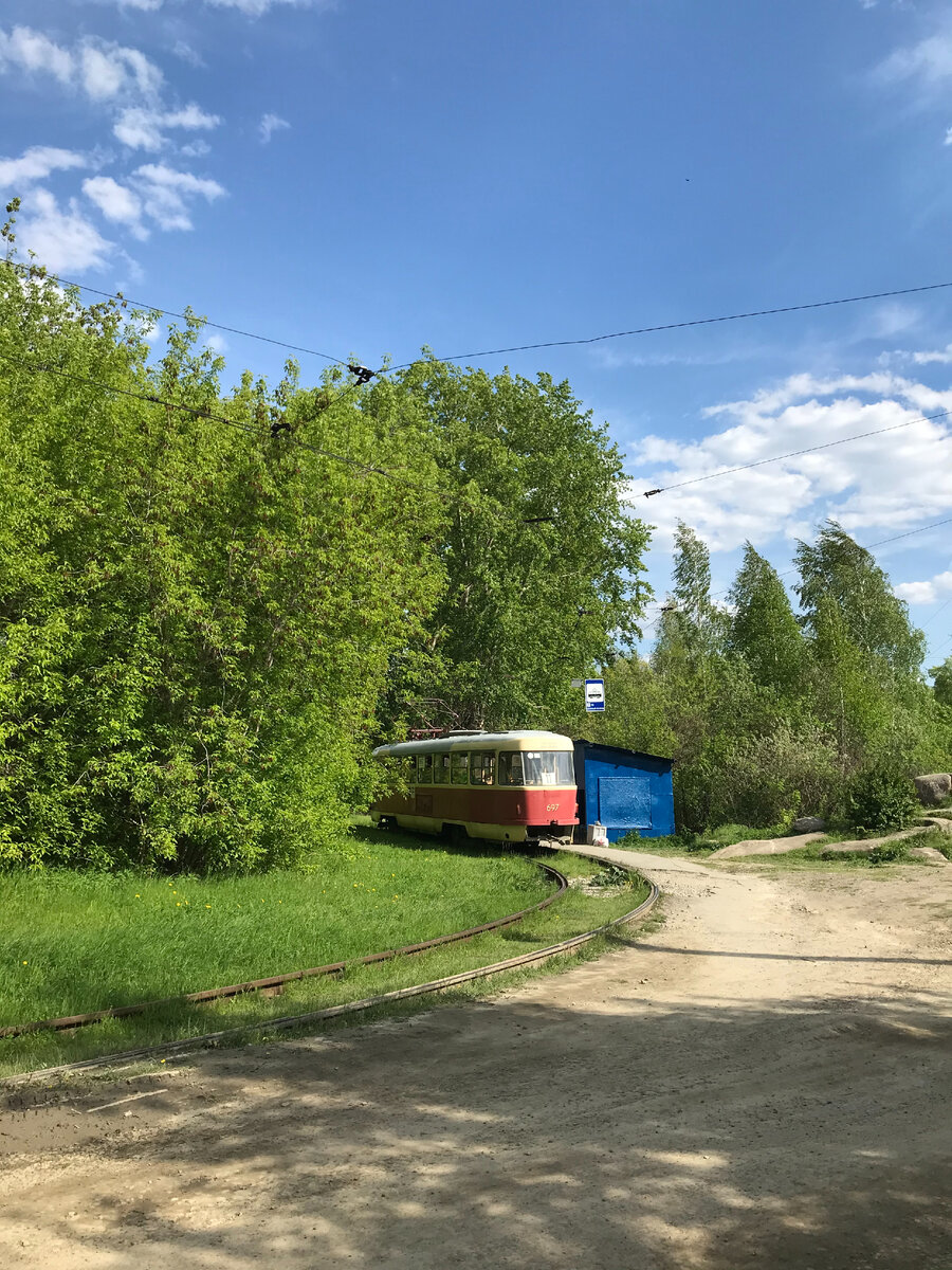 11-й трамвай прибыл на остановку 