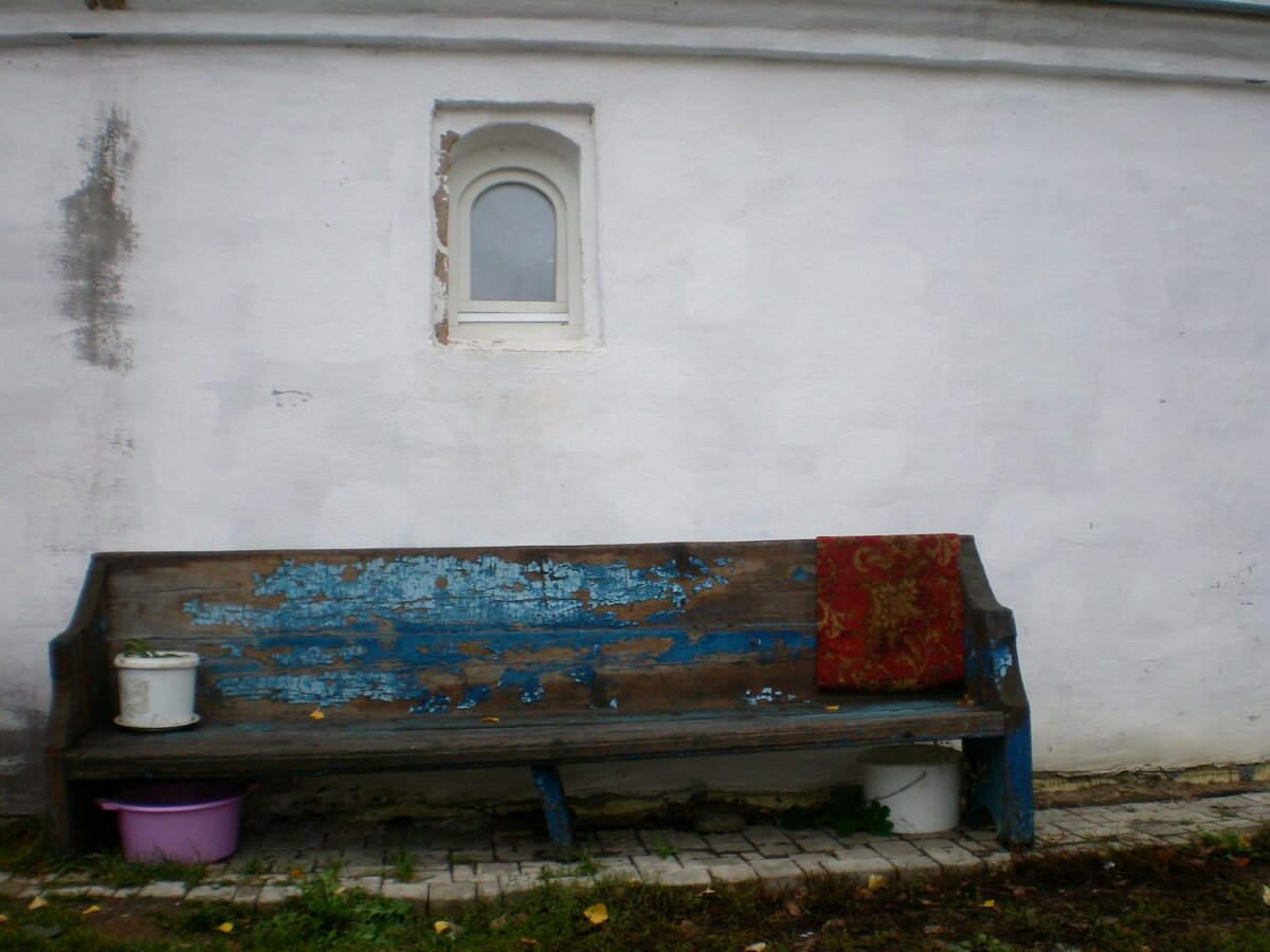 Вот эта скамейка, где мы с матушкой кормили голубей и разговаривали... ))