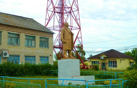 Памятник Ленину, заржавевший забор. Беркут — обычное село в глубинке. В России таких тысячи // PUTI-shestvuy