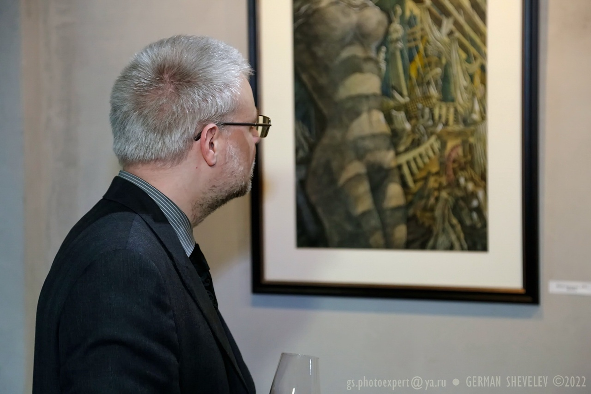 Возможно, аллюзия на "Маску" Станислава Лема