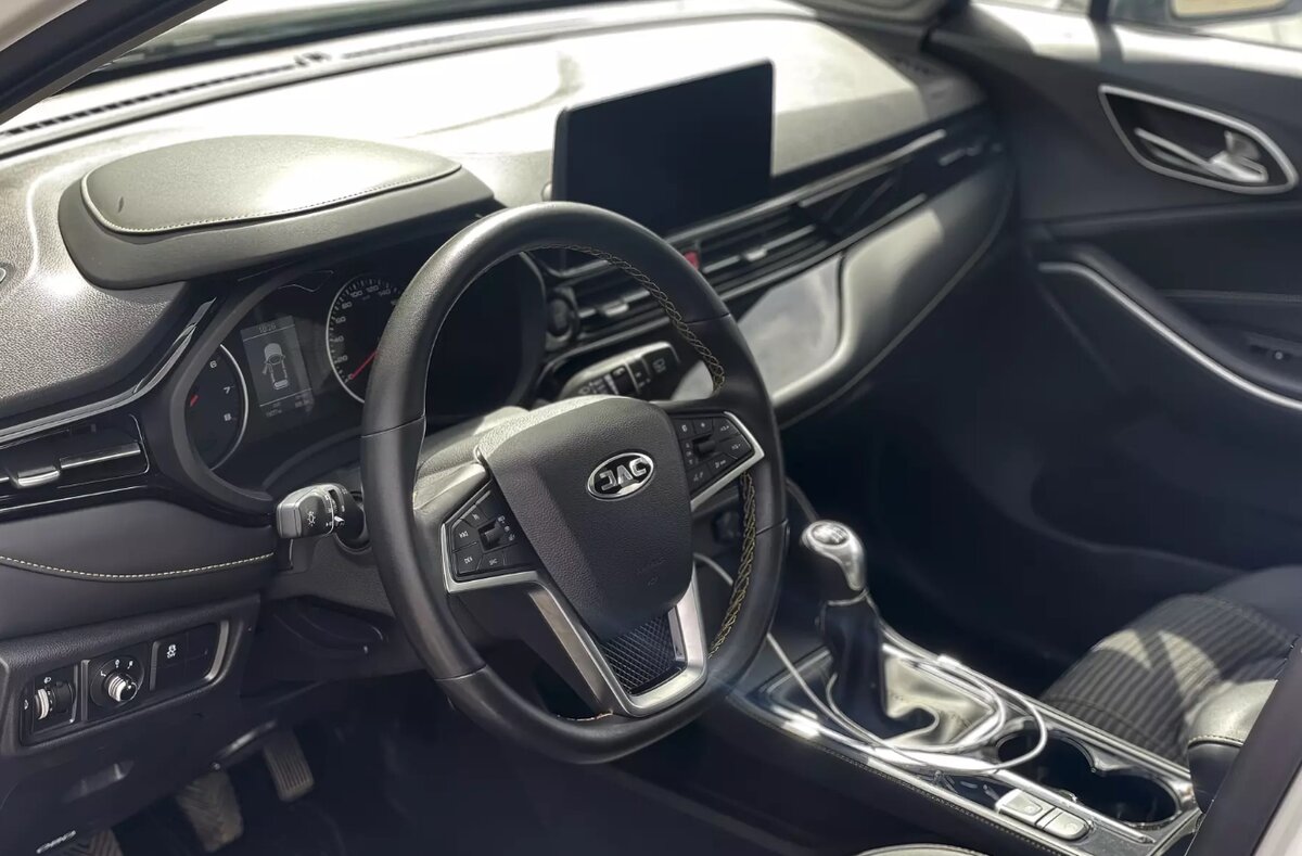 Салон JAC JS4 в комплектации Luxury