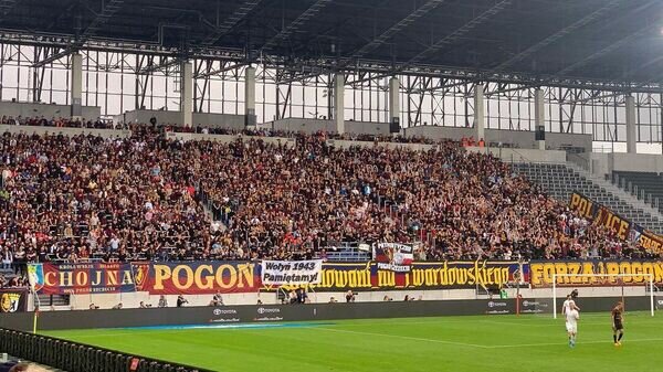    Фанаты ФК "Погонь" из польского Щецина вывесили баннер с лозунгом "Волынь 43 - мы помним" во время матча Лиги Конференции Европы© Фото : Stadionowi Oprawcy