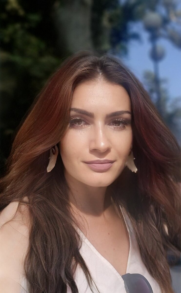 Фото автора в сквере.