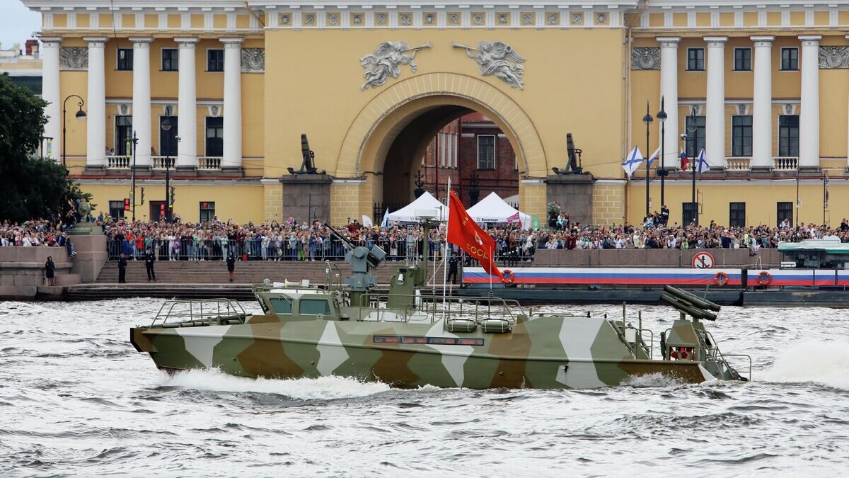    Патрульный катер проекта 03160 "Раптор" на Главном военно-морском параде в День ВМФ в Санкт-Петербурге© РИА Новости / Михаил Киреев