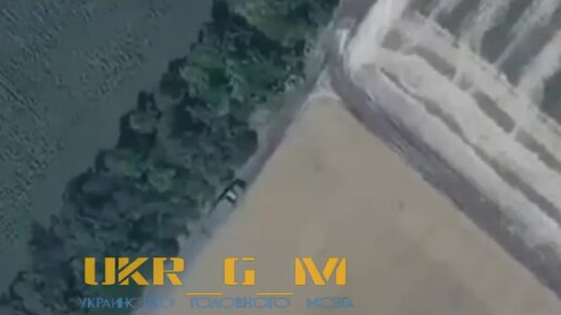 Дрон камикадзе уничтожает Дрон камикадзе уничтожает