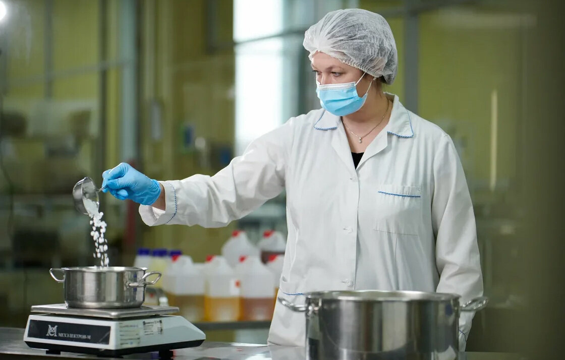    Сотрудница завода взвешивает сырье для производства крема  Личный архив Екатерины Матанцевой