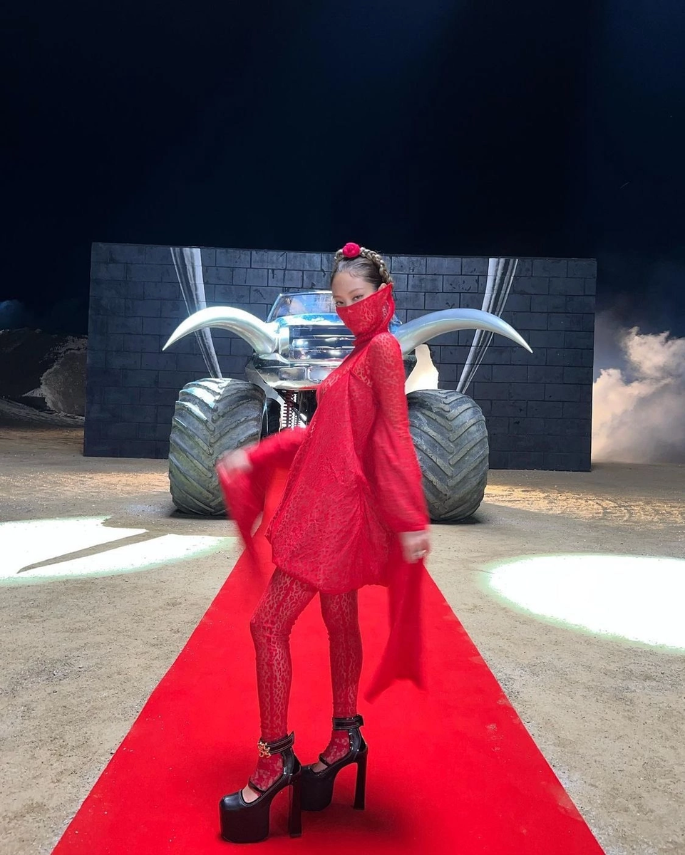 Фото со съемок клипа из соц. сетей девочек