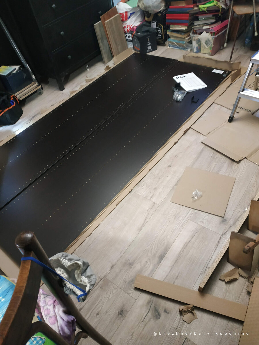 Для сборки такого большого шкафа и больше половины комнаты мало. Фото моё.